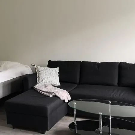 Apartment Cosy Near By Airport, 2min From Train!